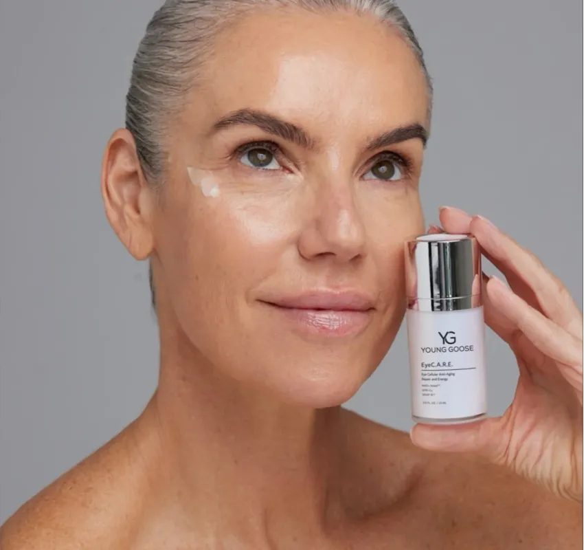 Розкрийте молодість у кожному погляді з Eye C.A.R.E. NAD+ Boosting Eye Cream!